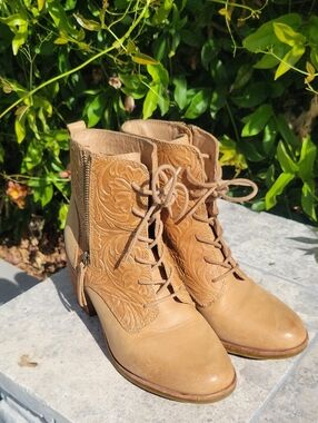 Sofft Sondra Tan Embroidered Lace-Up Leather Ankle Boots 7.5